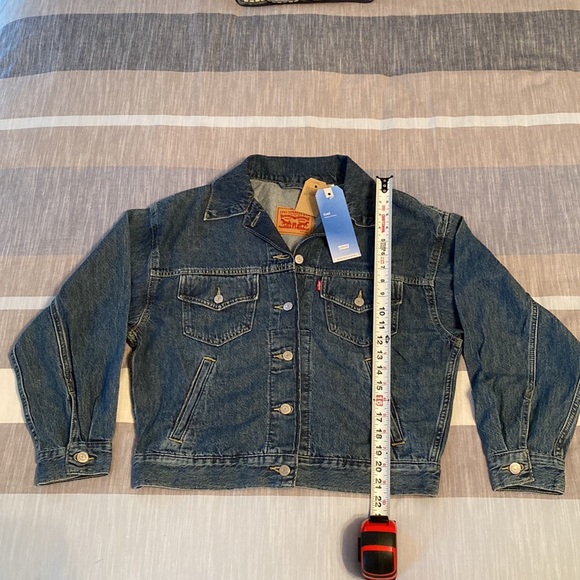 NWT *fits like a medium to large* Levi’s Denim Jacket - Picture 4 of 7